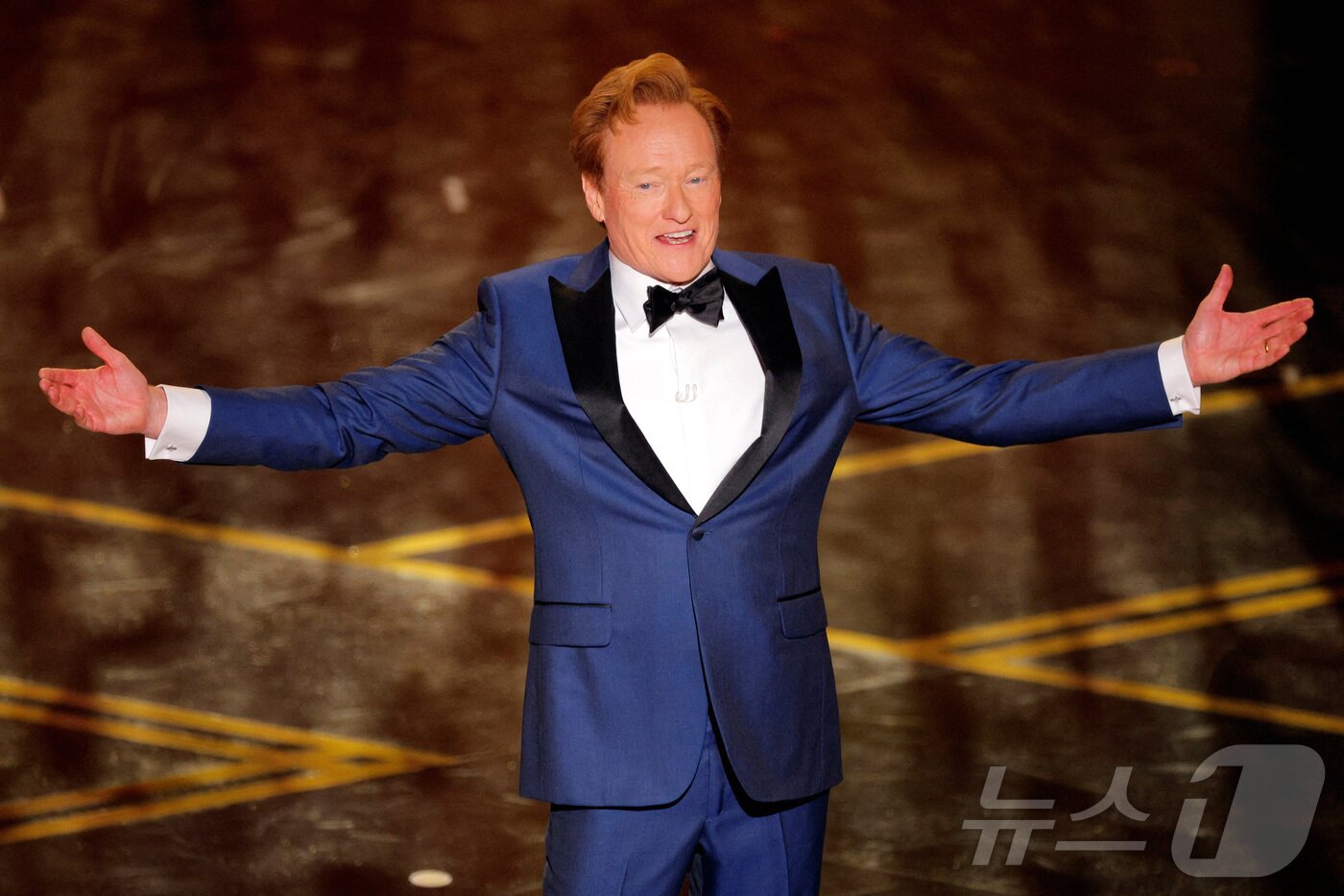 본문 이미지 - 15일(현지시간) 미국 캘리포니아주 로스앤젤레스(LA) 할리우드에서 열린 제98회 아카데미 시상식에서 진행자를 맡은 코미디언 코난 오브라이언이 무대에서 발언하고 있다. 2026.03.15. ⓒ 로이터=뉴스1
