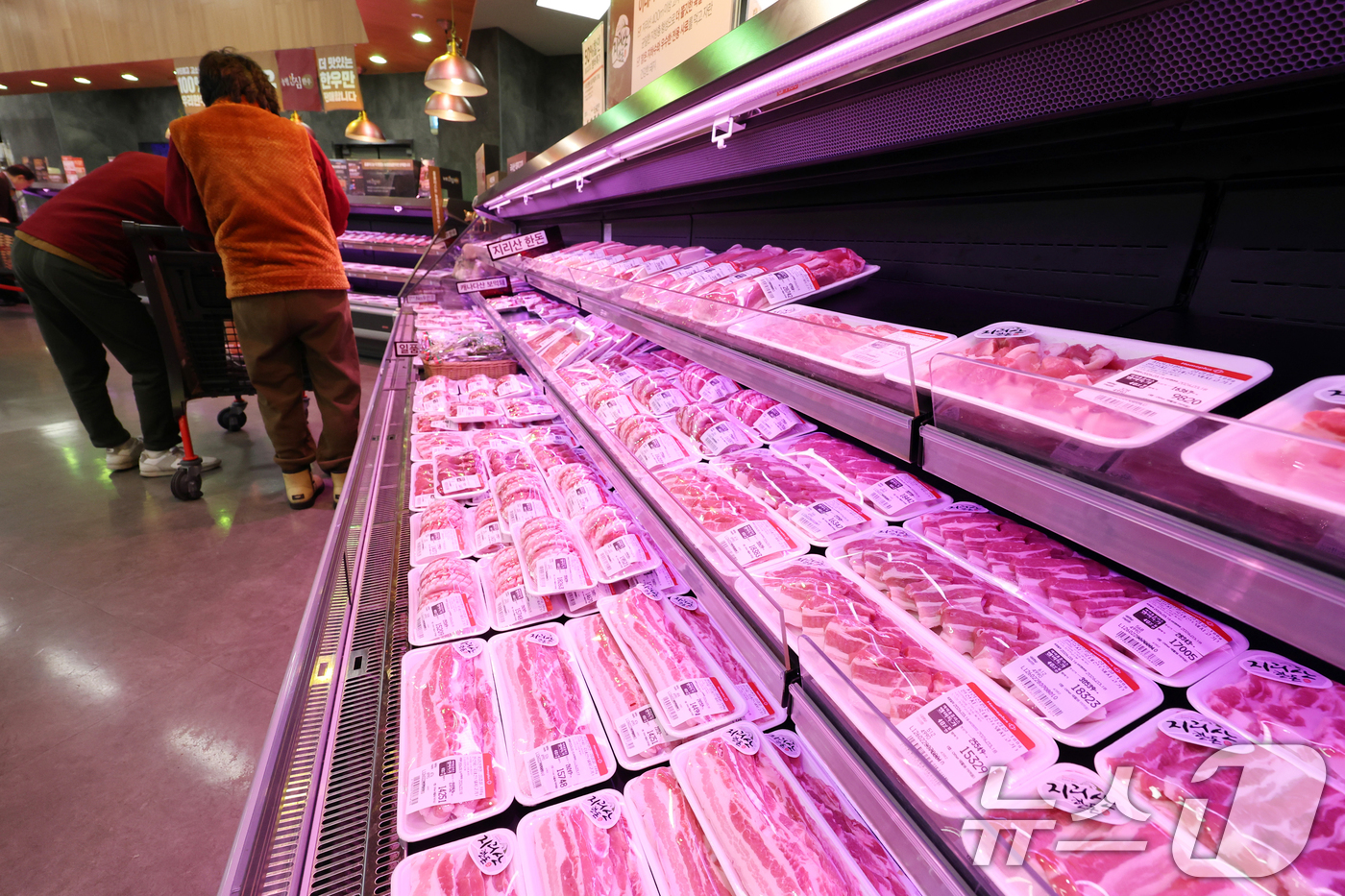 (서울=뉴스1) 황기선 기자 = 16일 서울시내 한 대형마트에 축산물이 진열돼 있다.이번 동절기 조류인플루엔자(AI)와 아프리카돼지열병(ASF), 구제역까지 겹치면서 계란과 육류 …