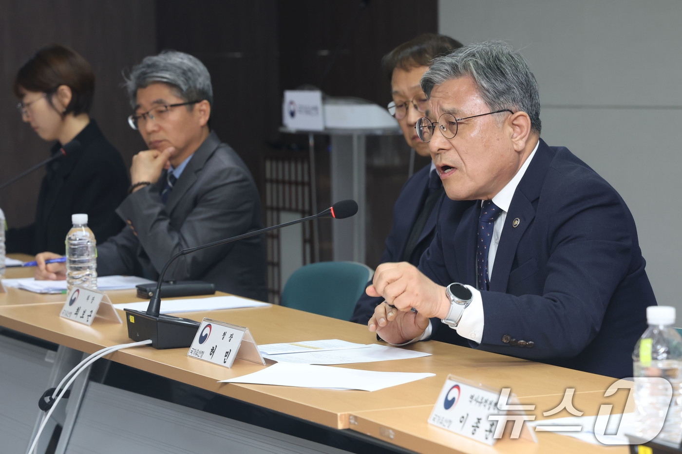 (서울=뉴스1) 이광호 기자 = 허민 국가유산청장이 16일 오후 서울 종로구 국립고궁박물관에서 가진 언론브리핑에서 취재진의 질문에 답하고 있다.이날 국가유산청은 국가유산청장의 허가 …