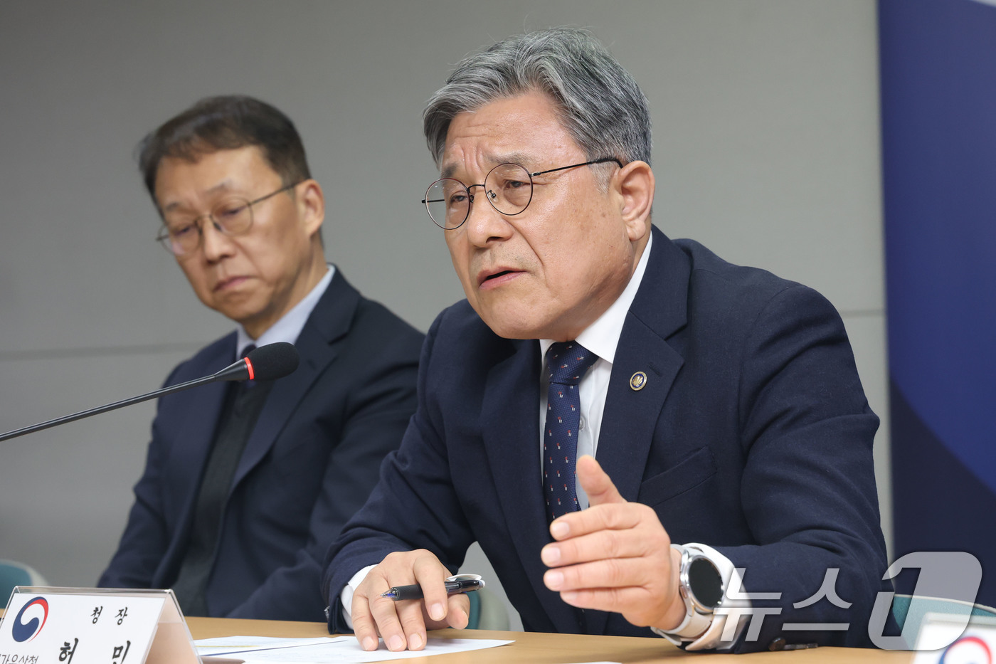 (서울=뉴스1) 이광호 기자 = 허민 국가유산청장이 16일 오후 서울 종로구 국립고궁박물관에서 가진 언론브리핑에서 취재진의 질문에 답하고 있다.이날 국가유산청은 국가유산청장의 허가 …