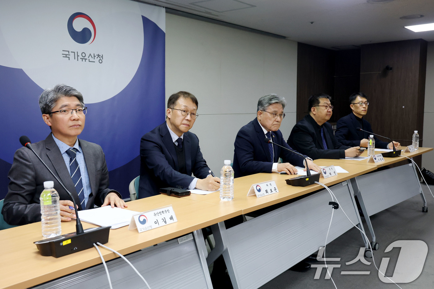 (서울=뉴스1) 이광호 기자 = 허민 국가유산청장(가운데)이 16일 오후 서울 종로구 국립고궁박물관에서 가진 언론브리핑에서 취재진의 질문을 듣고 있다.이날 국가유산청은 국가유산청장 …