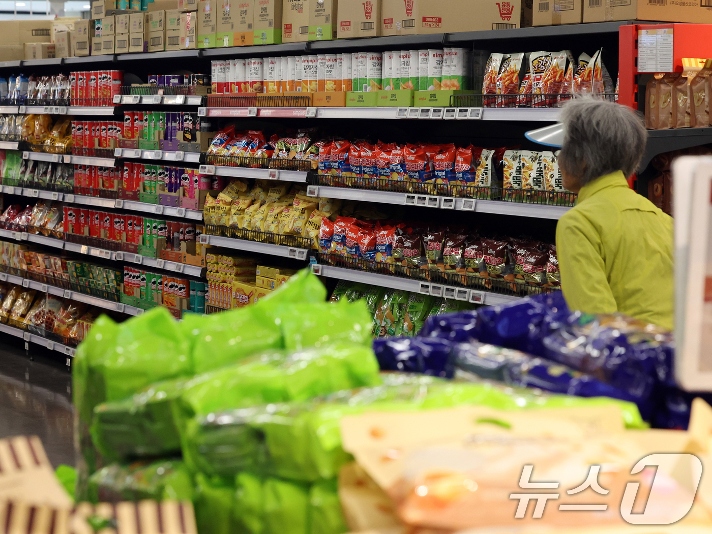 (서울=뉴스1) 황기선 기자 = 16일 서울시내 한 대형마트에 과자가 진열돼 있다.정부가 식품업계와 협력을 통해 식용유·라면에 이어 과자·아이스크림을 가격 인하 대상으로 검토하고 …