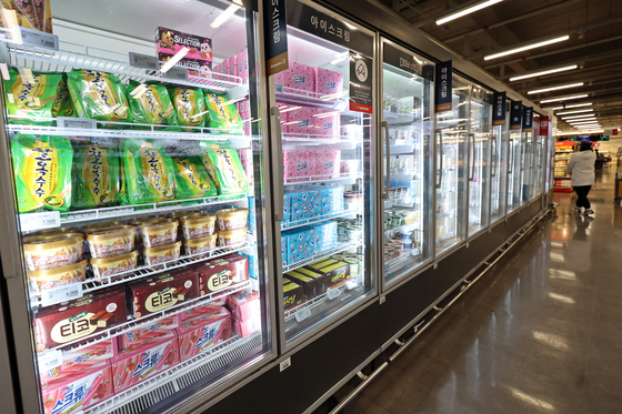 라면 이어 과자·아이스크림까지…먹거리 가격 '도미노 인하'(종합)