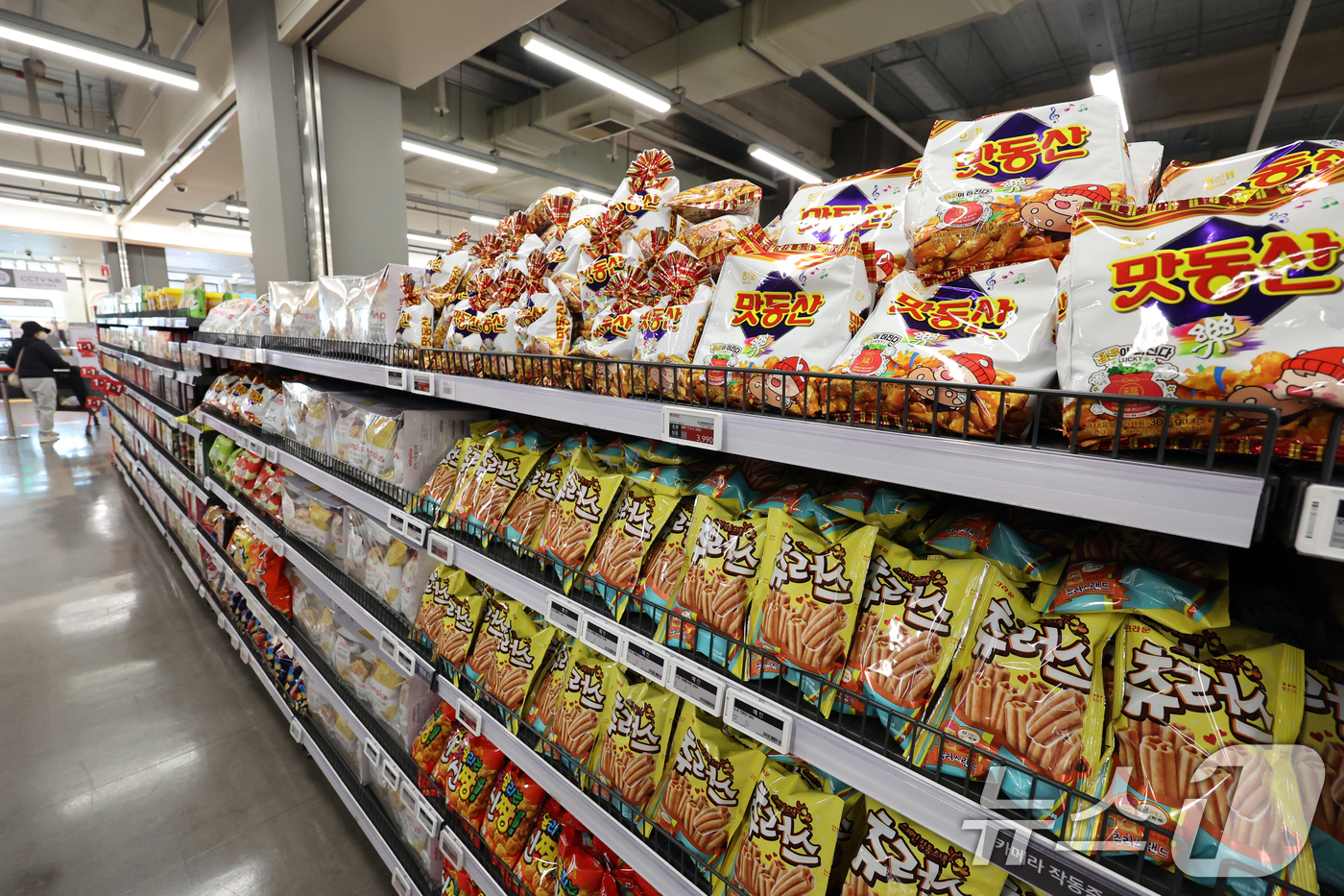 (서울=뉴스1) 황기선 기자 = 16일 서울시내 한 대형마트에 과자가 진열돼 있다.정부가 식품업계와 협력을 통해 식용유·라면에 이어 과자·아이스크림을 가격 인하 대상으로 검토하고 …