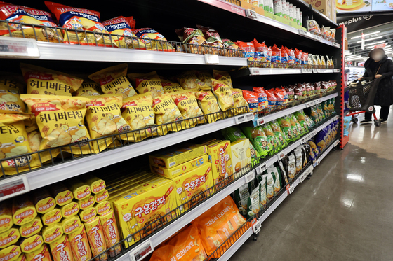 정부, 과자·아이스크림 가격 인하 검토