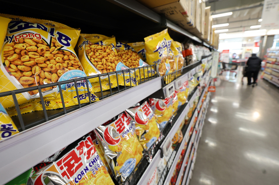 물가 잡기 나선 정부, 과자·아이스크림 가격인하 검토