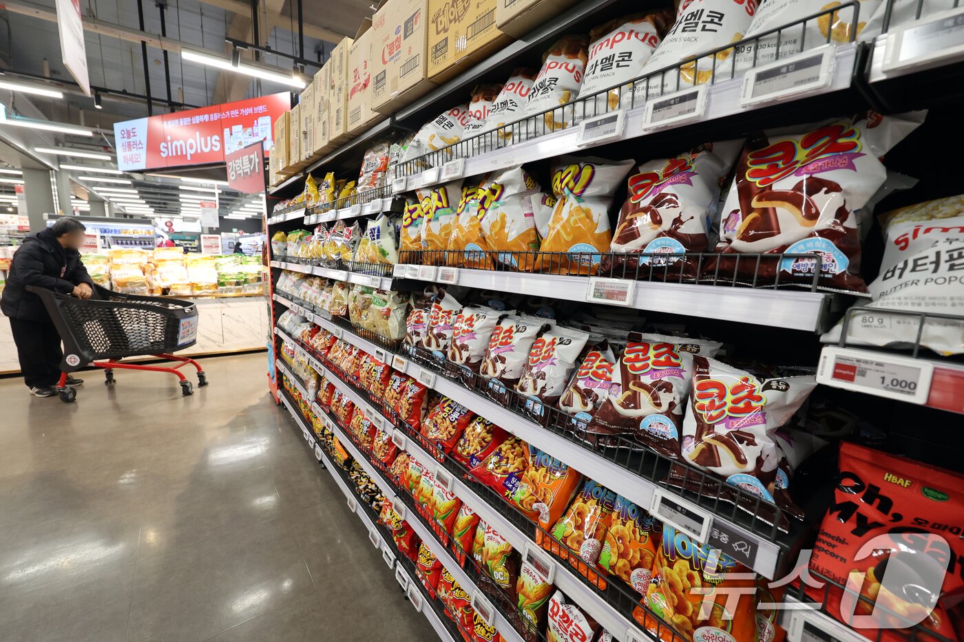 본문 이미지 - 16일 서울시내 한 대형마트에 과자가 진열돼 있다. 2026.3.16 ⓒ 뉴스1 황기선 기자