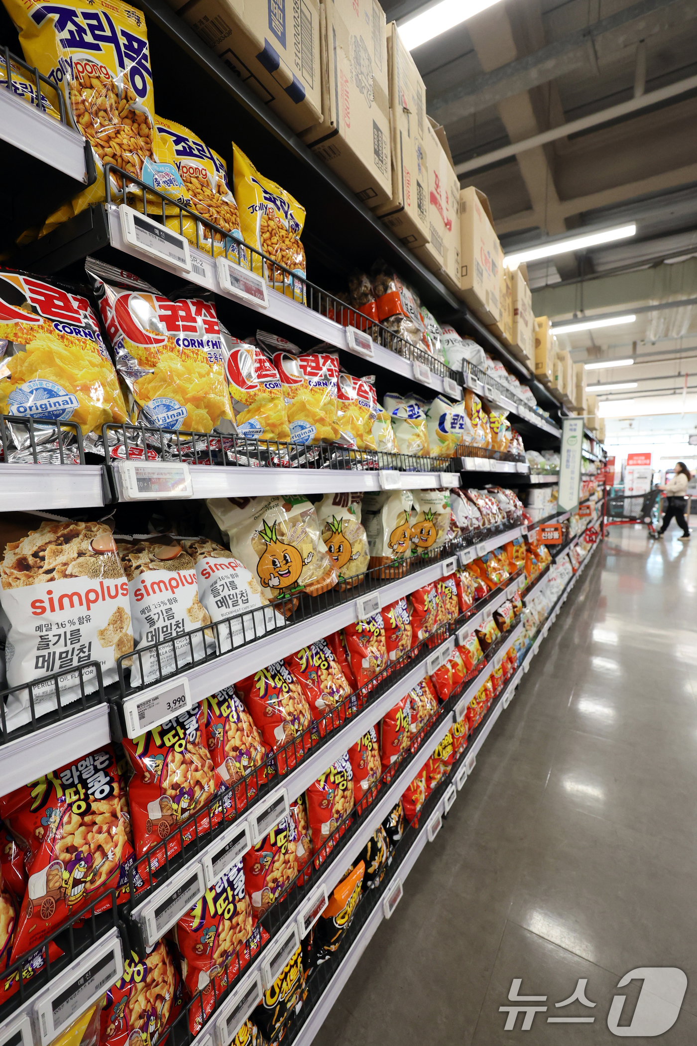 (서울=뉴스1) 황기선 기자 = 16일 서울시내 한 대형마트에 과자가 진열돼 있다.정부가 식품업계와 협력을 통해 식용유·라면에 이어 과자·아이스크림을 가격 인하 대상으로 검토하고 …
