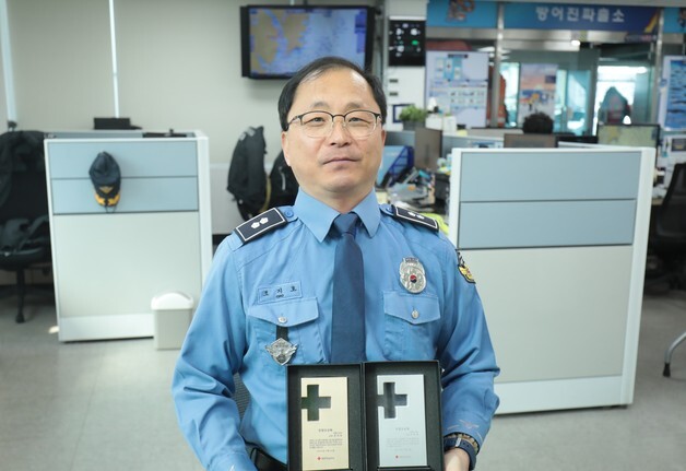 "1명이라도 더 보태야죠" '헌혈 금장' 받은 울산해경 방어진파출소장