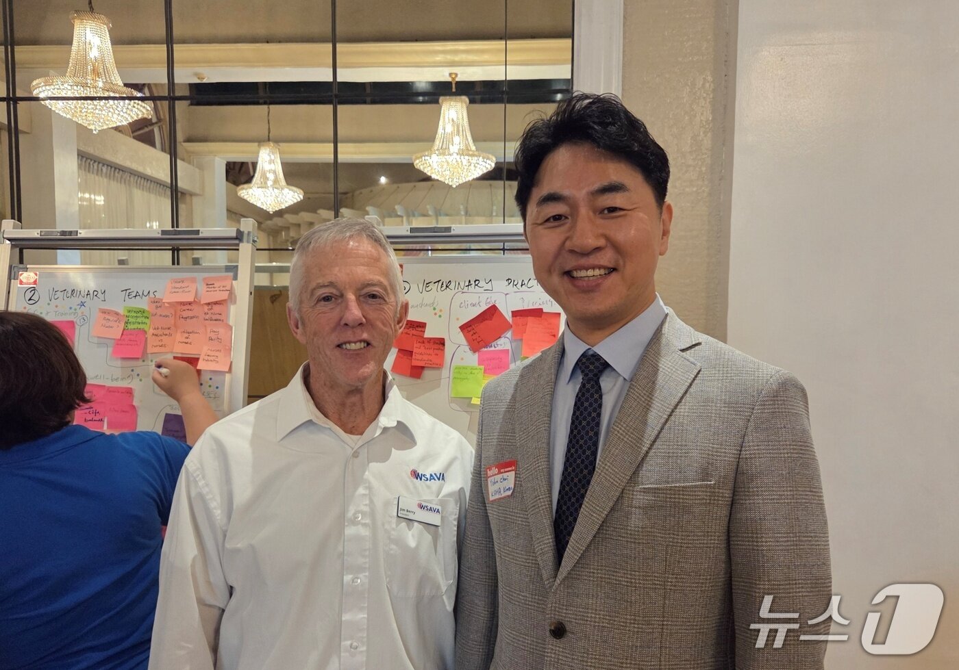 본문 이미지 - 짐 베리 와사바 회장(왼쪽)과 최이돈 한국동물병원협회 회장(협회 제공) ⓒ 뉴스1