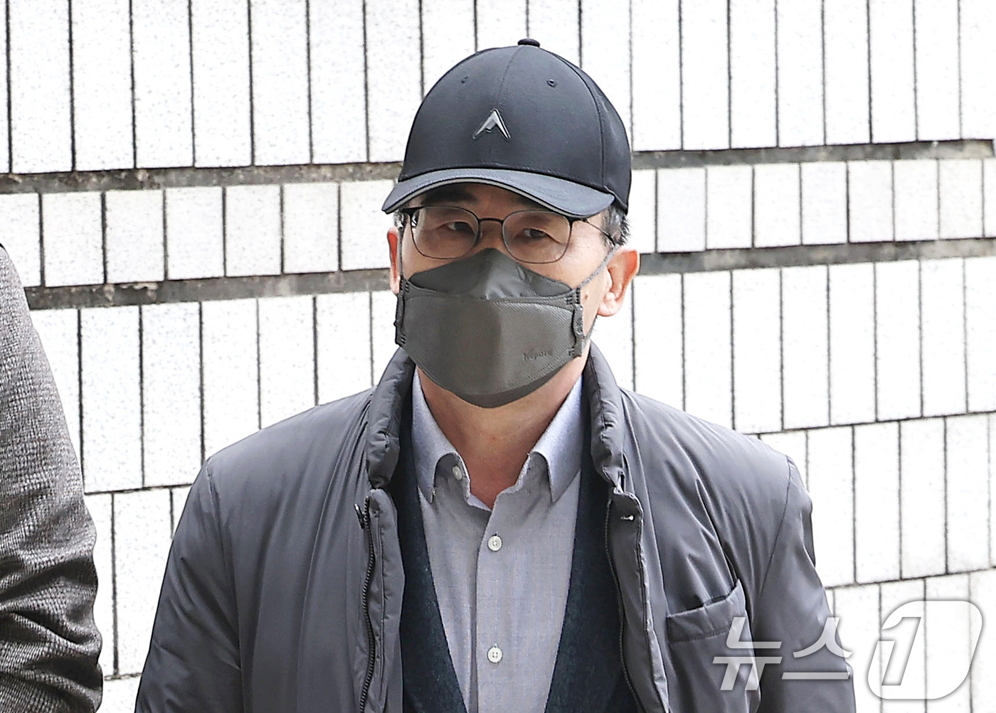 (서울=뉴스1) 오대일 기자 = 12·3 비상계엄에 가담한 혐의로 기소된 곽종근 전 육군 특수전사령관이 16일 오후 서울 서초구 서울중앙지법에서 열린 내란중요임무종사 등 1차 공판 …