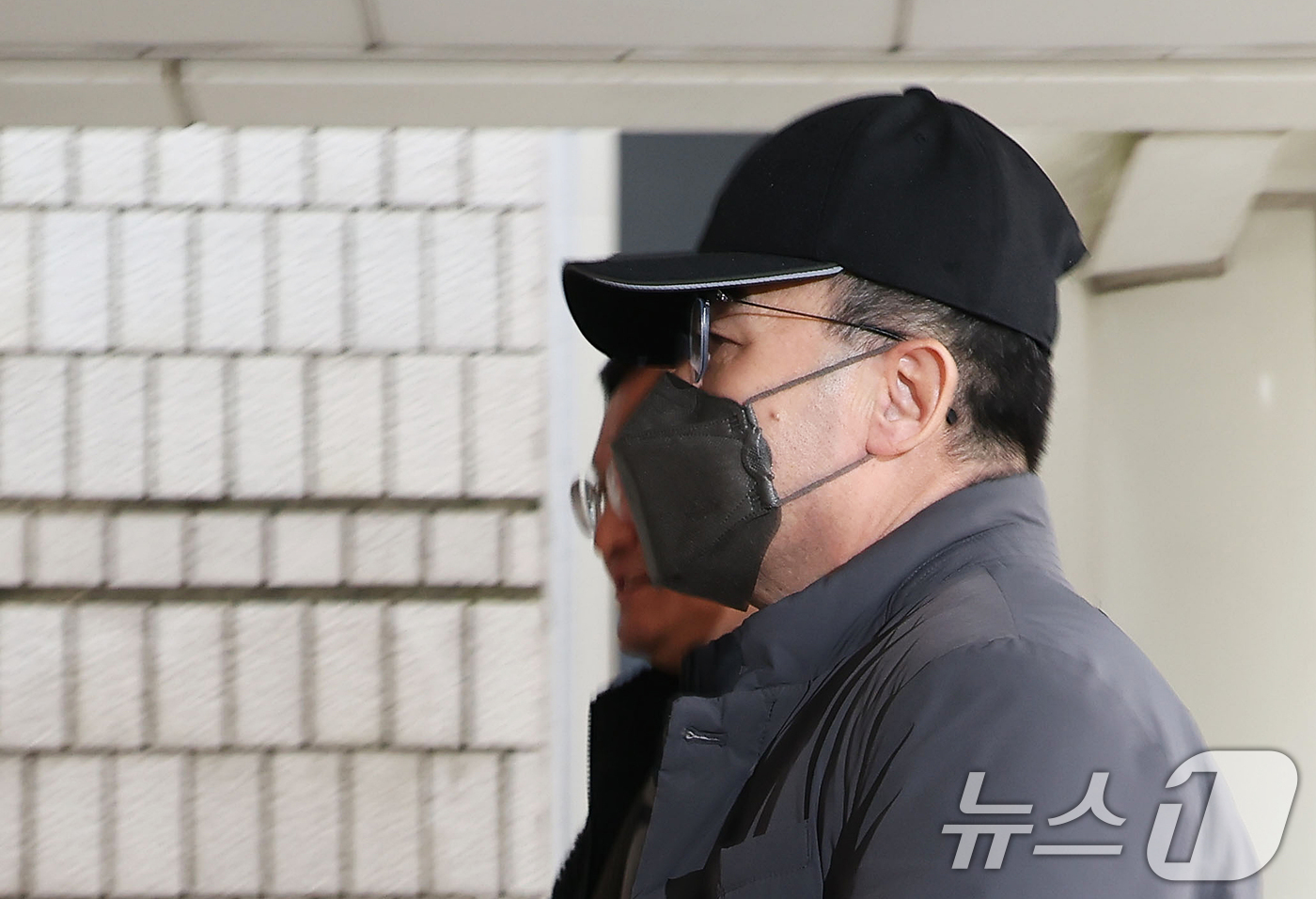 (서울=뉴스1) 오대일 기자 = 12·3 비상계엄에 가담한 혐의로 기소된 곽종근 전 육군 특수전사령관이 16일 오후 서울 서초구 서울중앙지법에서 열린 내란중요임무종사 등 1차 공판 …