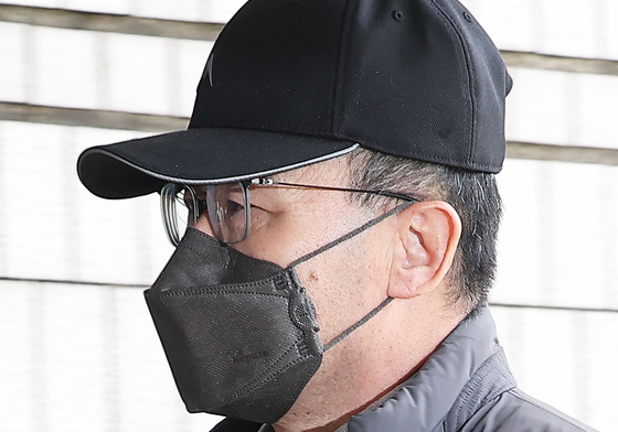 첫 공판 출석하는 곽종근, '마스크·모자 눌러쓰고'