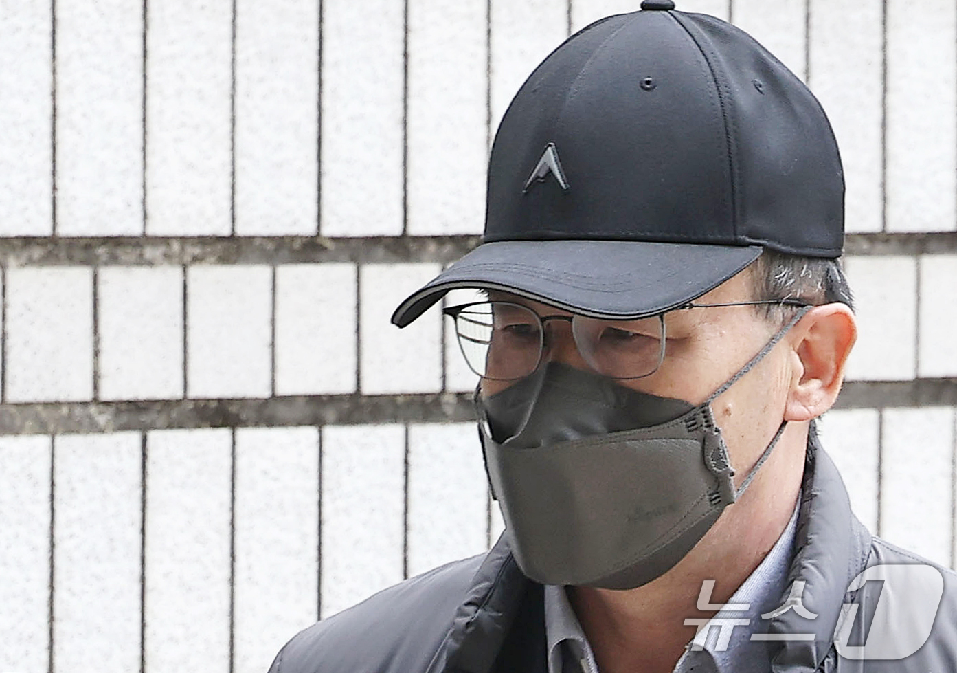 (서울=뉴스1) 오대일 기자 = 12·3 비상계엄에 가담한 혐의로 기소된 곽종근 전 육군 특수전사령관이 16일 오후 서울 서초구 서울중앙지법에서 열린 내란중요임무종사 등 1차 공판 …