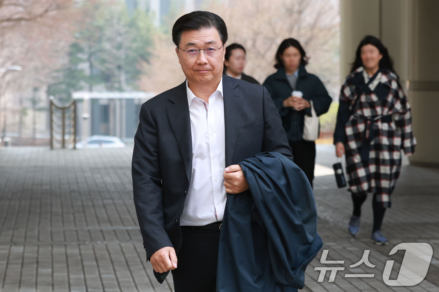 (서울=뉴스1) 오대일 기자 = 홍장원 전 국가정보원 1차장이 16일 오후 서울 서초구 서울중앙지방법원에서 열린 조태용 전 국가정보원장의 1심 공판에 증인으로 출석하고 있다. (공 …