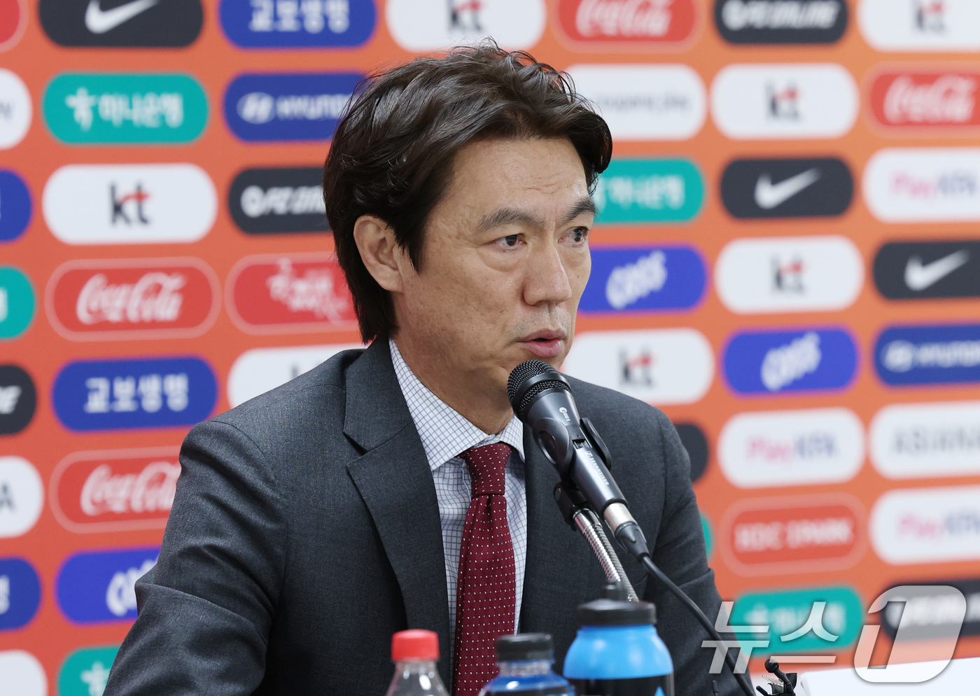 (천안=뉴스1) 김영운 기자 = 홍명보 축구 국가대표팀 감독이 16일 충남 천안시 서북구 코리아풋볼파크에서 A대표팀 3월 소집 명단을 발표하고 있다. 2026.3.16/뉴스1