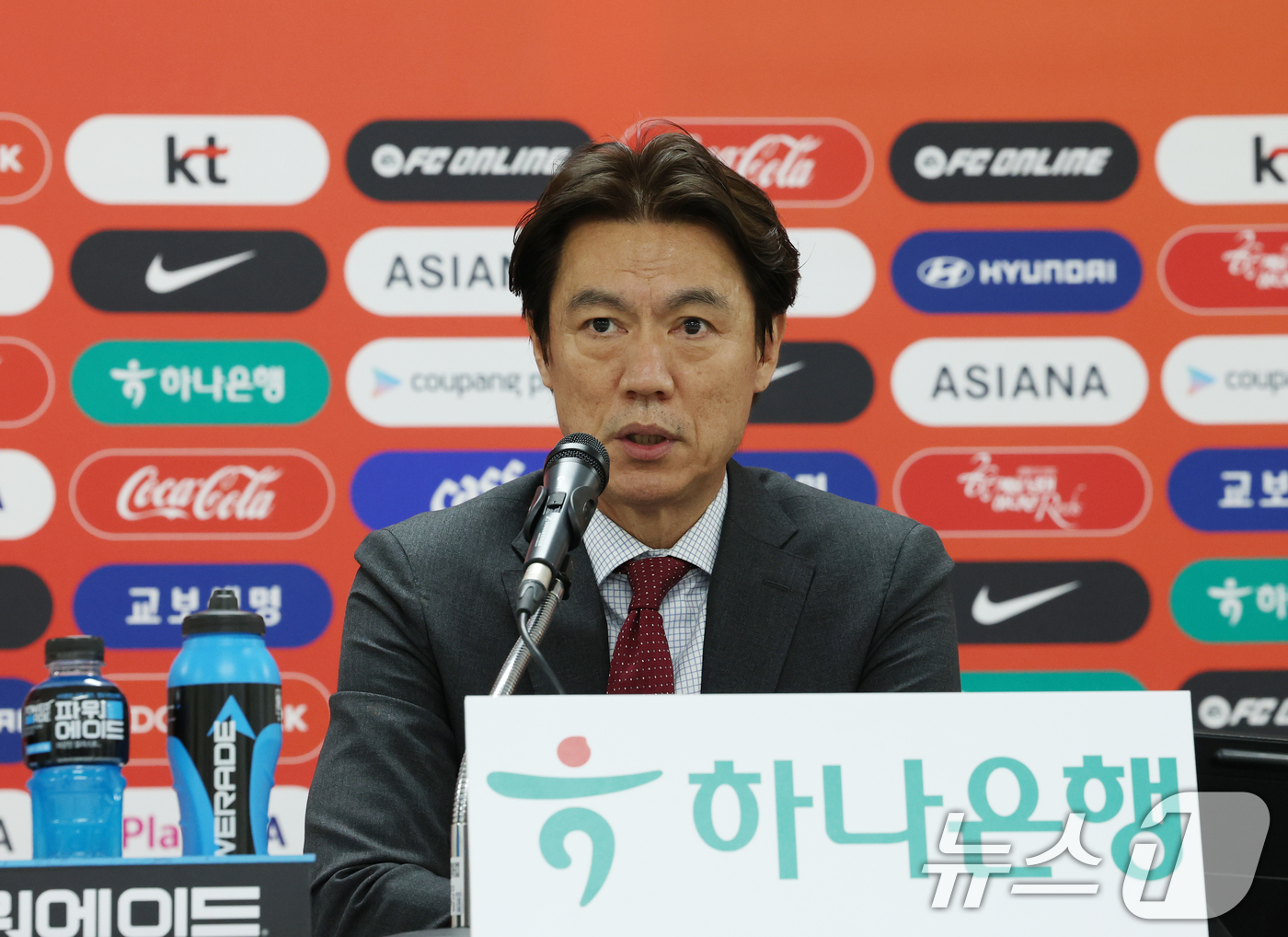 (천안=뉴스1) 김영운 기자 = 홍명보 축구 국가대표팀 감독이 16일 충남 천안시 서북구 코리아풋볼파크에서 A대표팀 3월 소집 명단을 발표하고 있다. 2026.3.16/뉴스1