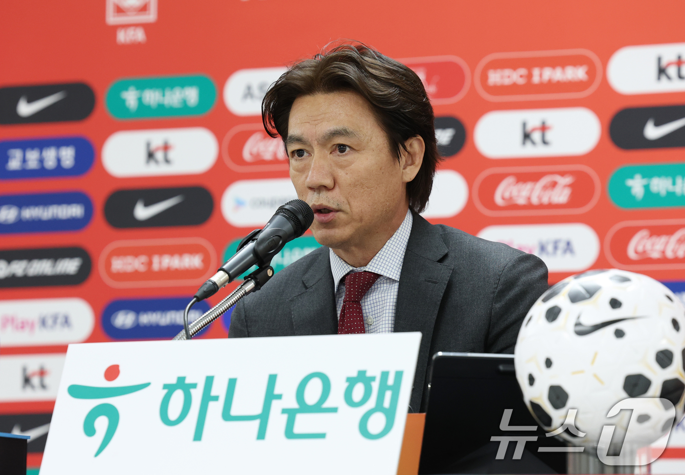 (천안=뉴스1) 김영운 기자 = 홍명보 축구 국가대표팀 감독이 16일 충남 천안시 서북구 코리아풋볼파크에서 A대표팀 3월 소집 명단을 발표하고 있다. 2026.3.16/뉴스1