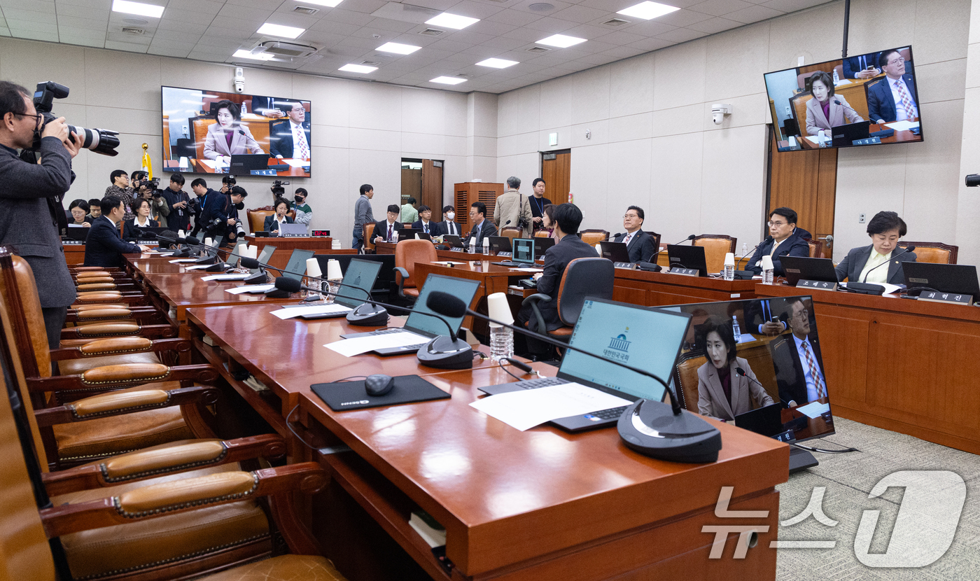 (서울=뉴스1) 이승배 기자 = 16일 서울 여의도 국회에서 열린 제433회국회(임시회) 법제사법위원회 제2차 전체회의에서 더불어민주당 의원들의 빈자리가 보이고 있다. 2026.3 …