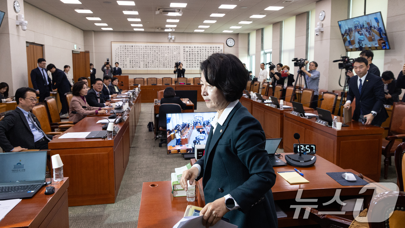 (서울=뉴스1) 이승배 기자 = 16일 서울 여의도 국회에서 열린 제433회국회(임시회) 법제사법위원회 제2차 전체회의에서 추미애 위원장이 정회를 선포하고 이석하고 있다. 2026 …