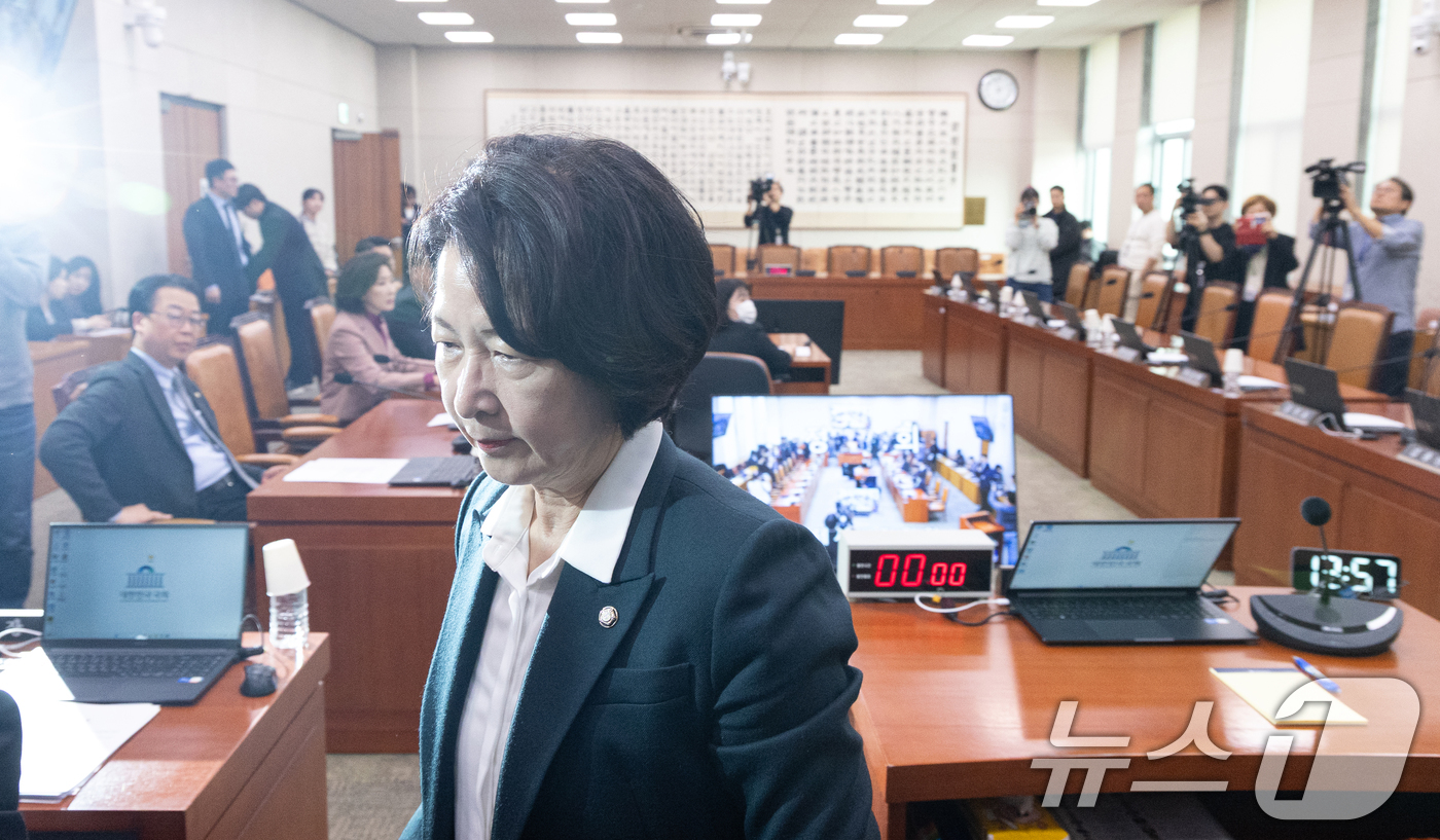 (서울=뉴스1) 이승배 기자 = 16일 서울 여의도 국회에서 열린 제433회국회(임시회) 법제사법위원회 제2차 전체회의에서 추미애 위원장이 정회를 선포하고 이석하고 있다. 2026 …