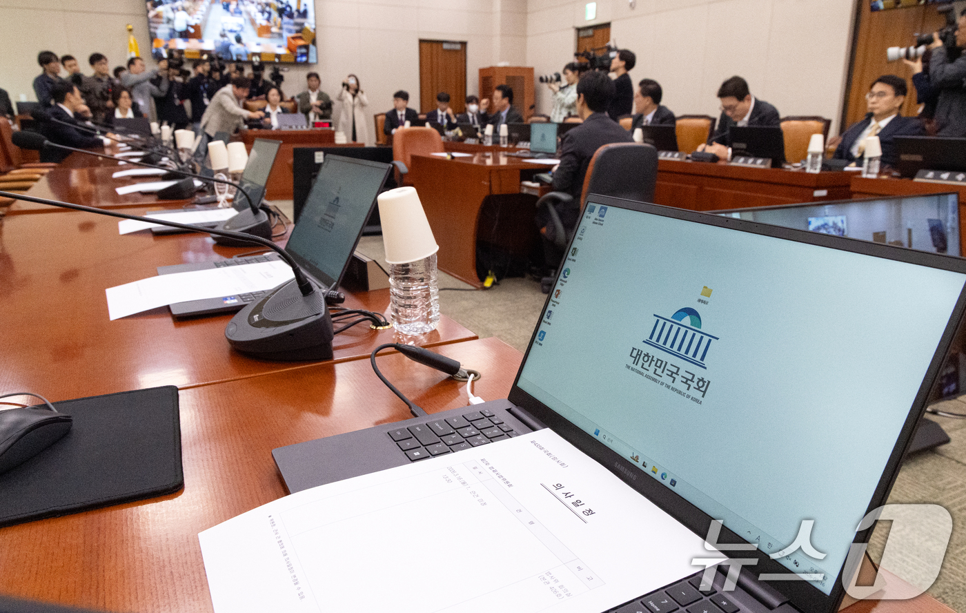 (서울=뉴스1) 이승배 기자 = 16일 서울 여의도 국회에서 열린 제433회국회(임시회) 법제사법위원회 제2차 전체회의에서 의원석에 안건 미정 의사일정 문건이 보이고 있다. 202 …