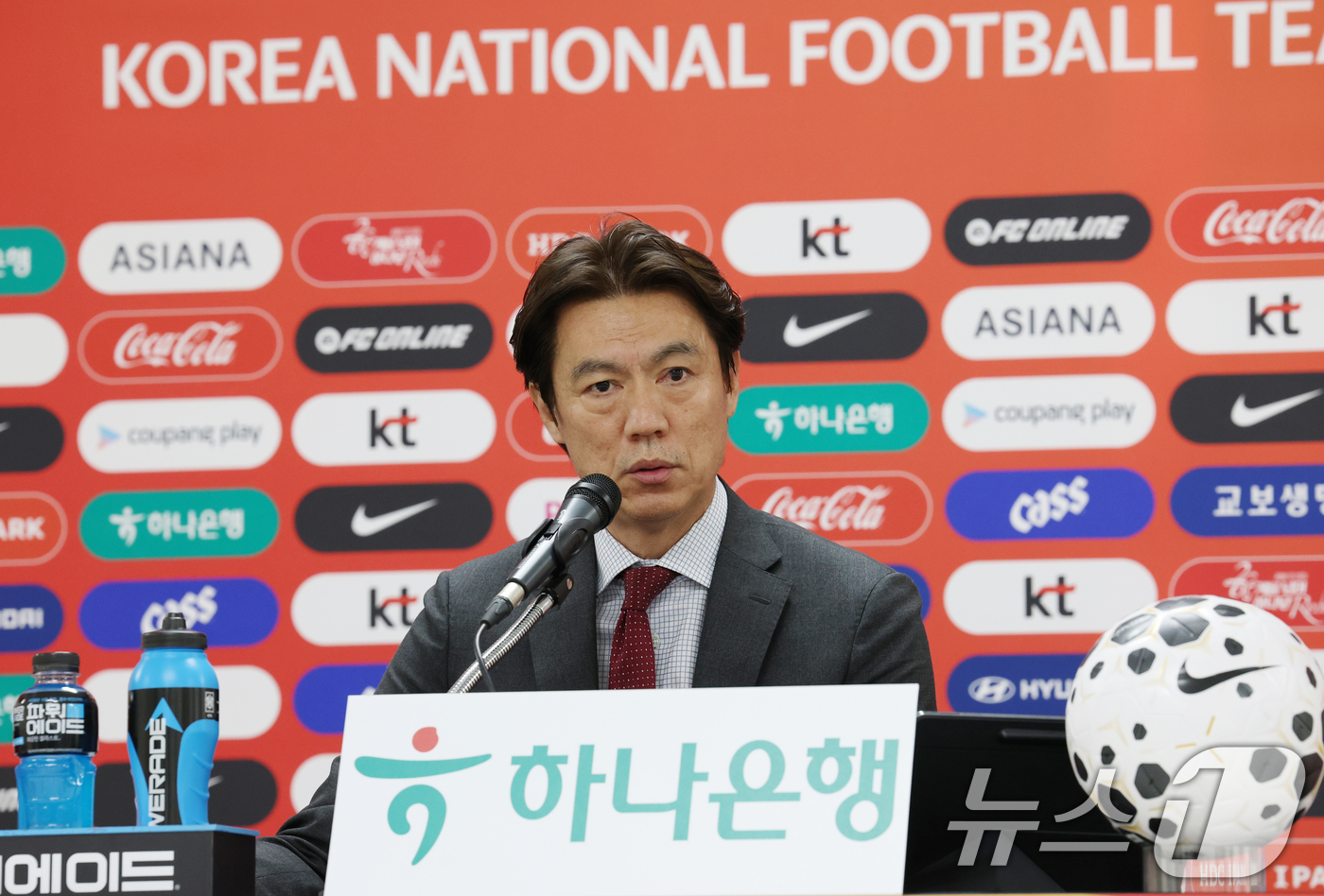 (천안=뉴스1) 김영운 기자 = 홍명보 축구 국가대표팀 감독이 16일 충남 천안시 서북구 코리아풋볼파크에서 A대표팀 3월 소집 명단을 발표하고 있다. 2026.3.16/뉴스1