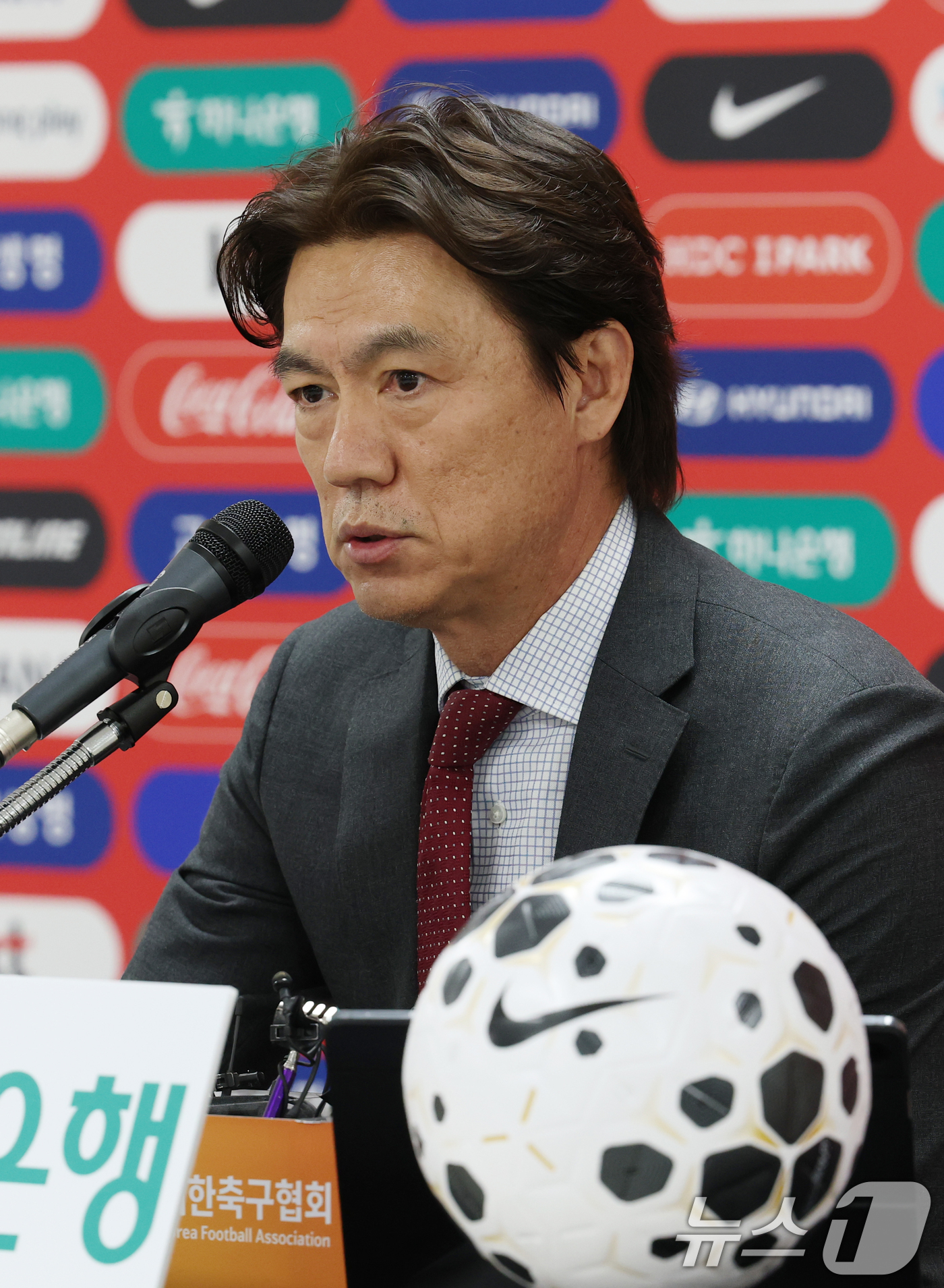 (천안=뉴스1) 김영운 기자 = 홍명보 축구 국가대표팀 감독이 16일 충남 천안시 서북구 코리아풋볼파크에서 A대표팀 3월 소집 명단을 발표하고 있다. 2026.3.16/뉴스1
