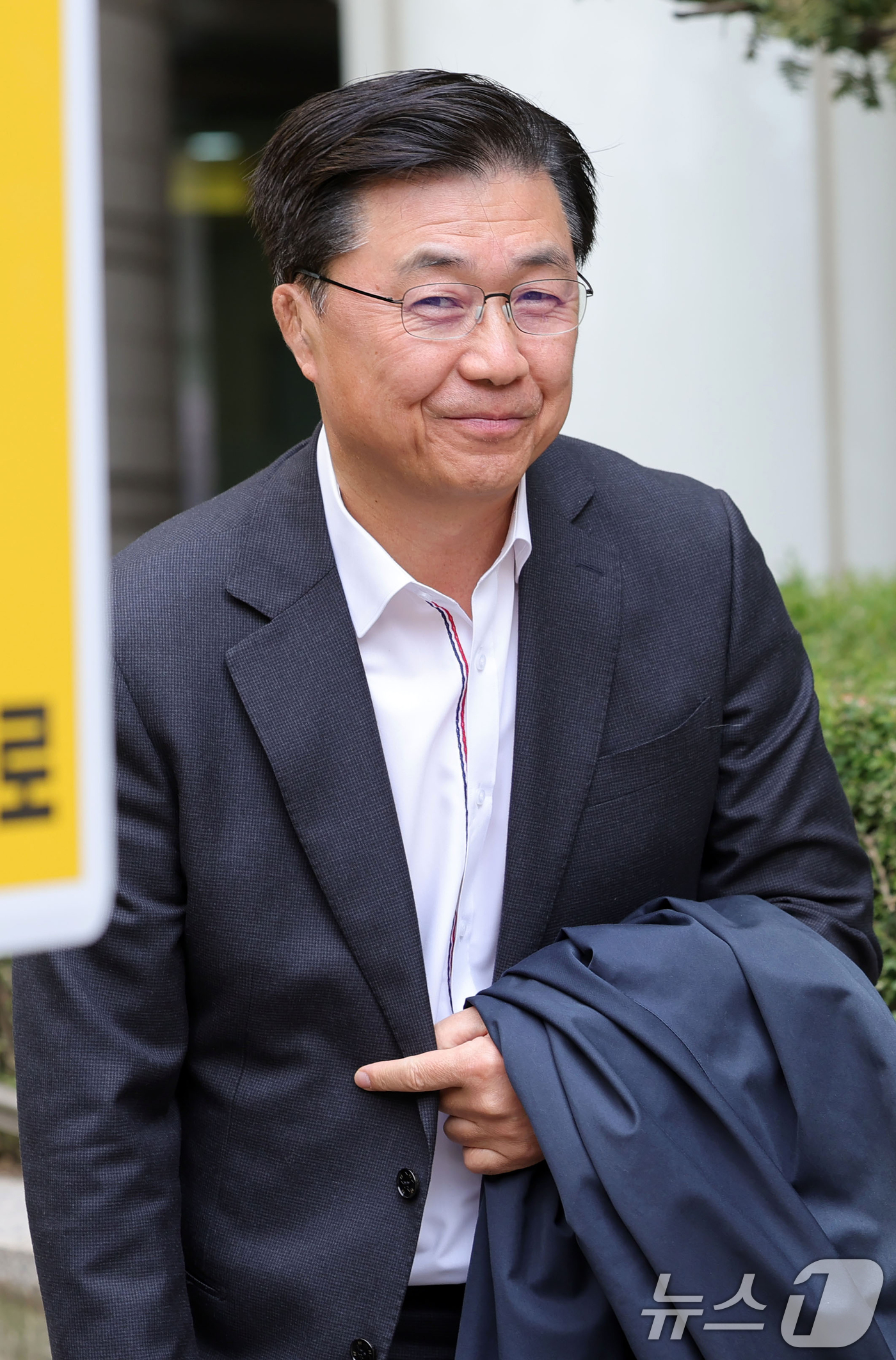 (서울=뉴스1) 오대일 기자 = 홍장원 전 국가정보원 1차장이 16일 오후 서울 서초구 서울중앙지방법원에서 열린 조태용 전 국가정보원장의 1심 공판에 증인으로 출석하고 있다. (공 …