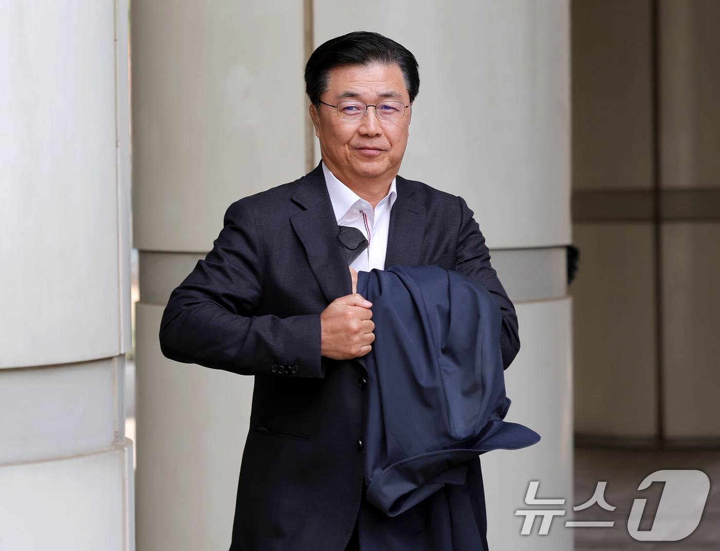 (서울=뉴스1) 오대일 기자 = 홍장원 전 국가정보원 1차장이 16일 오후 서울 서초구 서울중앙지방법원에서 열린 조태용 전 국가정보원장의 1심 공판에 증인으로 출석하고 있다. (공 …