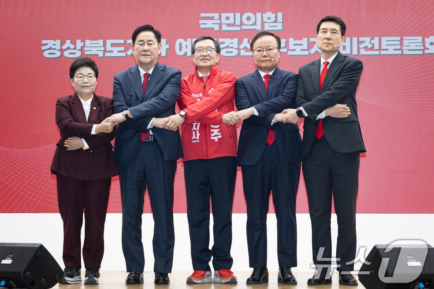 (서울=뉴스1) 유승관 기자 = 국민의힘 경북도지사 예비후보들이 16일 서울 여의도 중앙당사에서 열린 국민의힘 경상북도지사 예비경선 후보자 비전토론회에서 기념 촬영을 하고 있다.왼 …