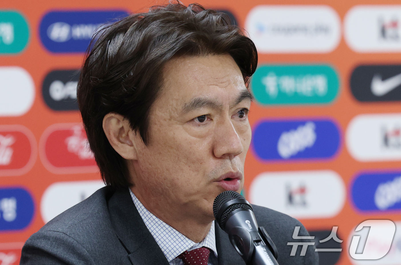 (천안=뉴스1) 김영운 기자 = 홍명보 축구 국가대표팀 감독이 16일 충남 천안시 서북구 코리아풋볼파크에서 A대표팀 3월 소집 명단을 발표하고 있다. 2026.3.16/뉴스1