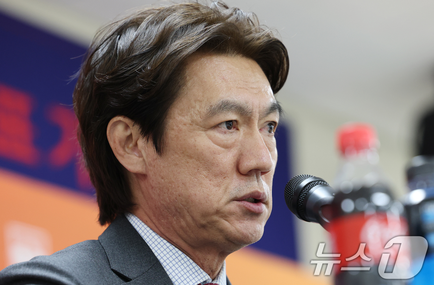 (천안=뉴스1) 김영운 기자 = 홍명보 축구 국가대표팀 감독이 16일 충남 천안시 서북구 코리아풋볼파크에서 A대표팀 3월 소집 명단을 발표하고 있다. 2026.3.16/뉴스1