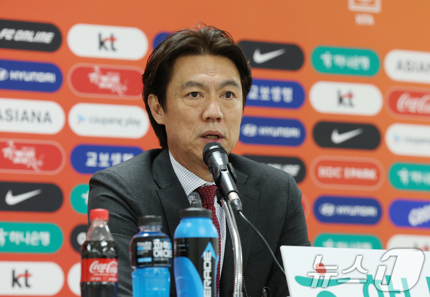 (천안=뉴스1) 김영운 기자 = 홍명보 축구 국가대표팀 감독이 16일 충남 천안시 서북구 코리아풋볼파크에서 A대표팀 3월 소집 명단을 발표하고 있다. 2026.3.16/뉴스1