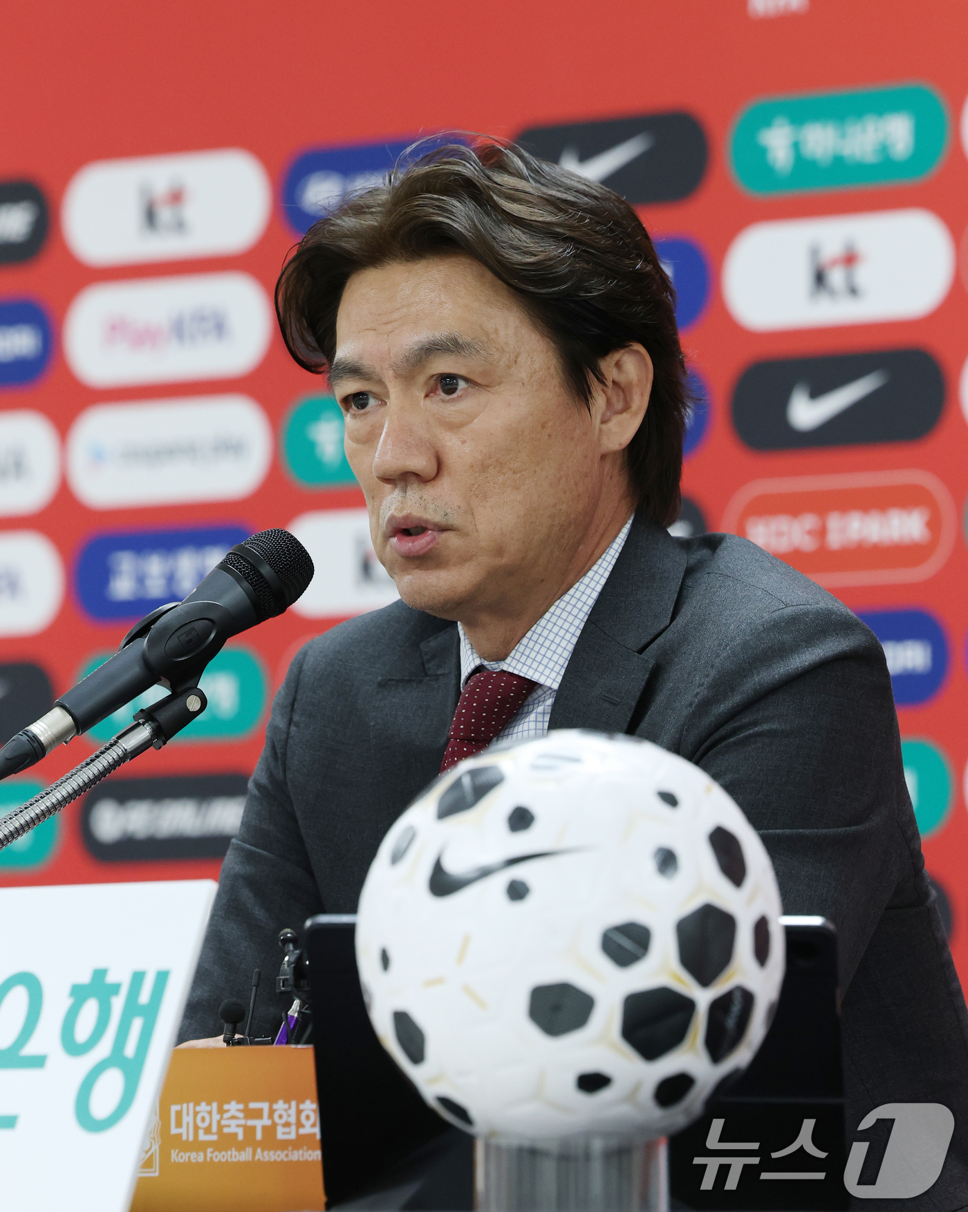 (천안=뉴스1) 김영운 기자 = 홍명보 축구 국가대표팀 감독이 16일 충남 천안시 서북구 코리아풋볼파크에서 A대표팀 3월 소집 명단을 발표하고 있다. 2026.3.16/뉴스1