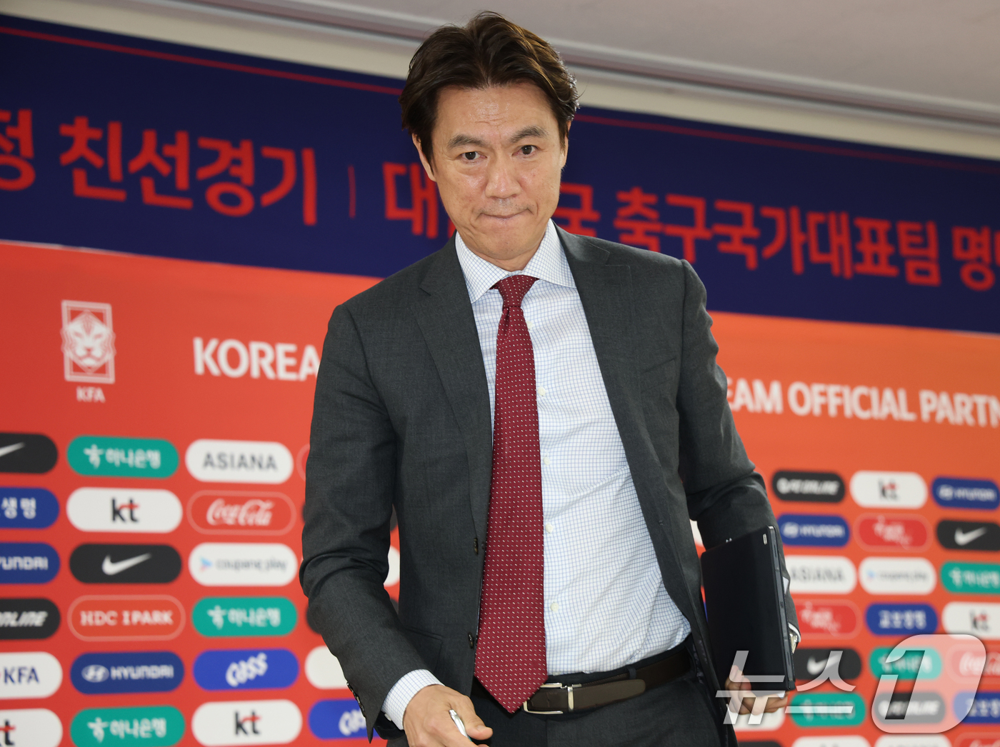 (천안=뉴스1) 김영운 기자 = 홍명보 축구 국가대표팀 감독이 16일 충남 천안시 서북구 코리아풋볼파크에서 A대표팀 3월 소집 명단 발표를 마치고 기자회견장을 나가고 있다. 202 …
