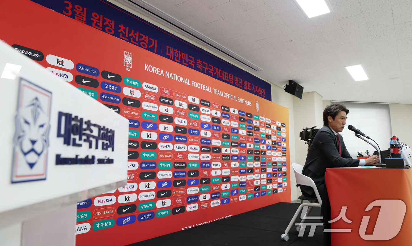 (천안=뉴스1) 김영운 기자 = 홍명보 축구 국가대표팀 감독이 16일 충남 천안시 서북구 코리아풋볼파크에서 A대표팀 3월 소집 명단을 발표하고 있다. 2026.3.16/뉴스1