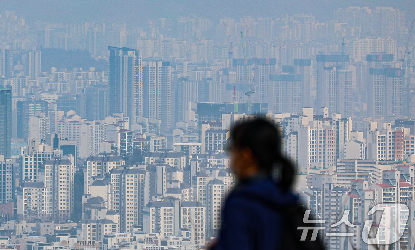 본문 이미지 - 서울 중구 남산에서 바라본 아파트 단지. 2026.3.16 ⓒ 뉴스1 김도우 기자