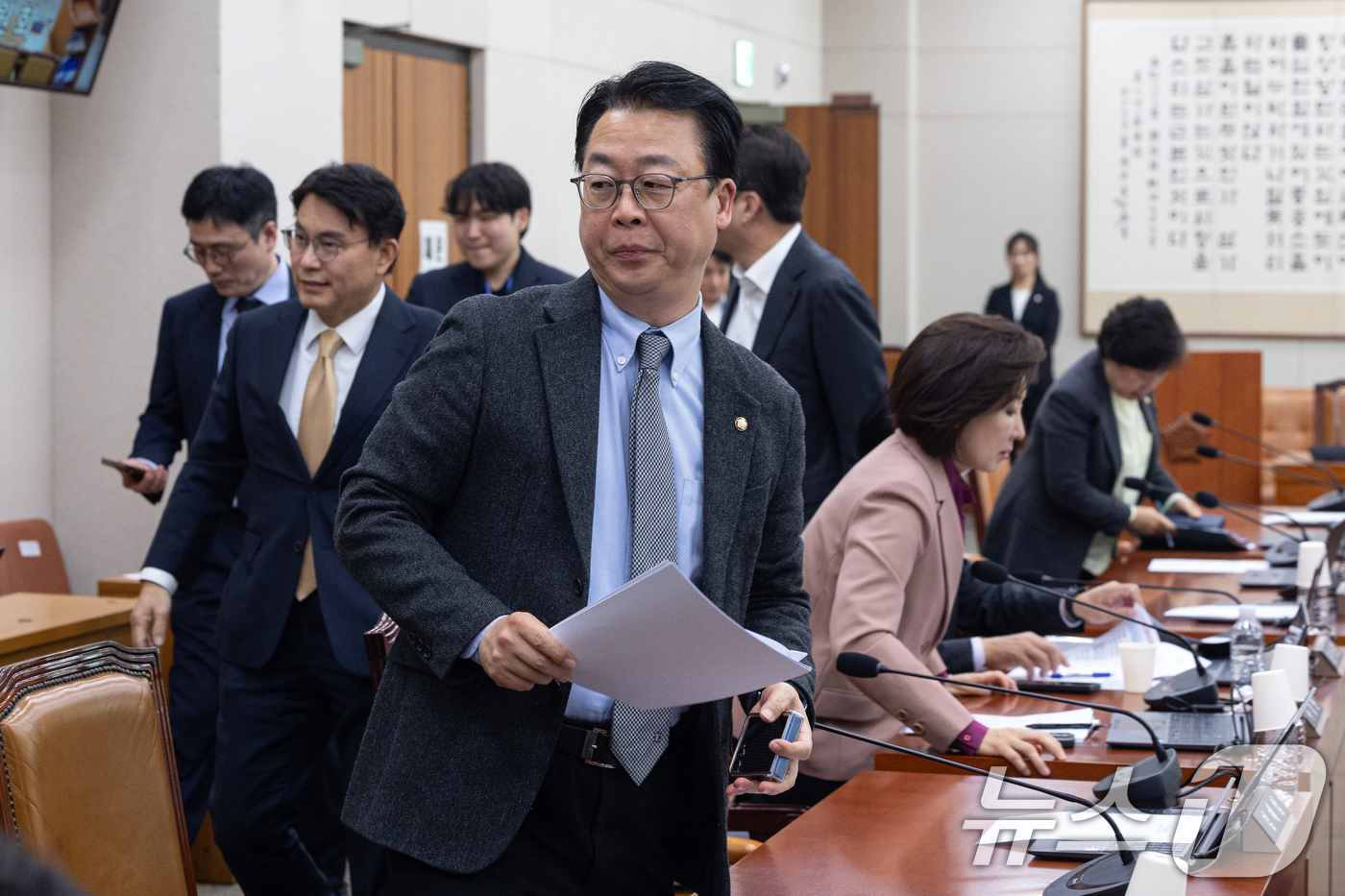 (서울=뉴스1) 이승배 기자 = 16일 서울 여의도 국회에서 열린 제433회국회(임시회) 법제사법위원회 제2차 전체회의에서 정회가 선포되자 국민의힘 위원들이 이석하고 있다. 202 …