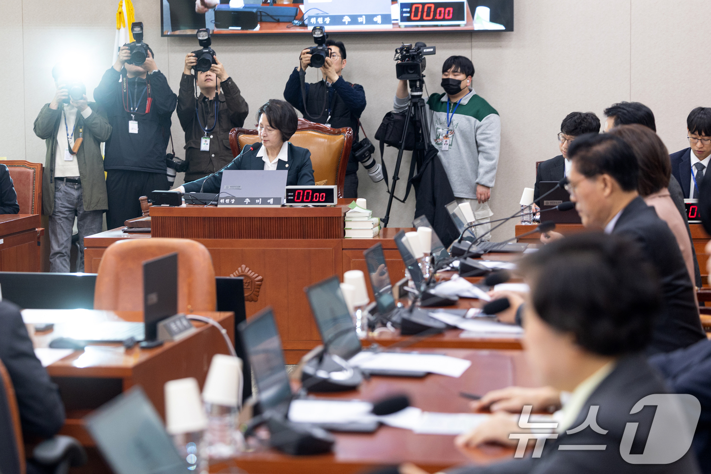 (서울=뉴스1) 이승배 기자 = 16일 서울 여의도 국회에서 열린 제433회국회(임시회) 법제사법위원회 제2차 전체회의에서 추미애 위원장이 의사봉을 두드리고 있다. 2026.3.1 …