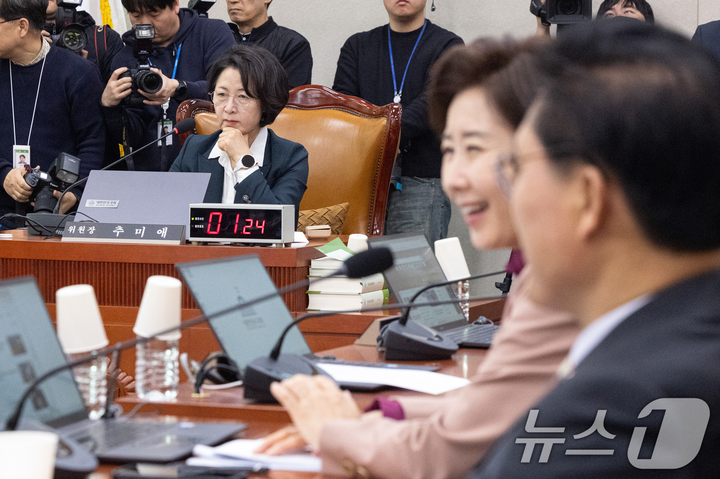 (서울=뉴스1) 이승배 기자 = 16일 서울 여의도 국회에서 열린 제433회국회(임시회) 법제사법위원회 제2차 전체회의에서 나경원 국민의힘 의원이 안건 미정에 대해 항의 발언을 이 …