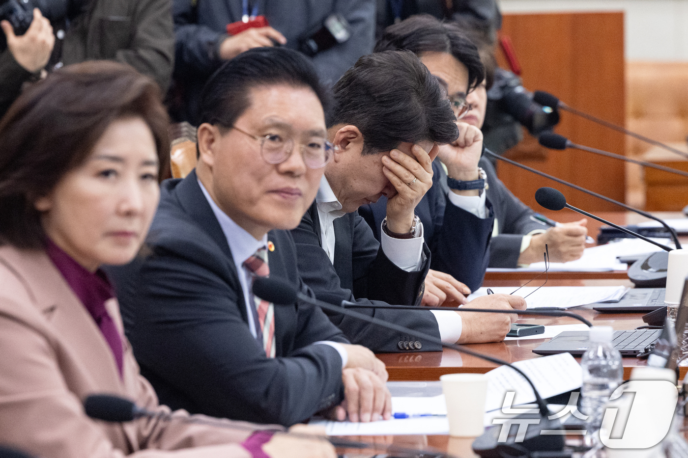 (서울=뉴스1) 이승배 기자 = 16일 서울 여의도 국회에서 열린 제433회국회(임시회) 법제사법위원회 제2차 전체회의에서 신동욱 국민의힘 의원이 머리를 감싸고 있다. 2026.3 …