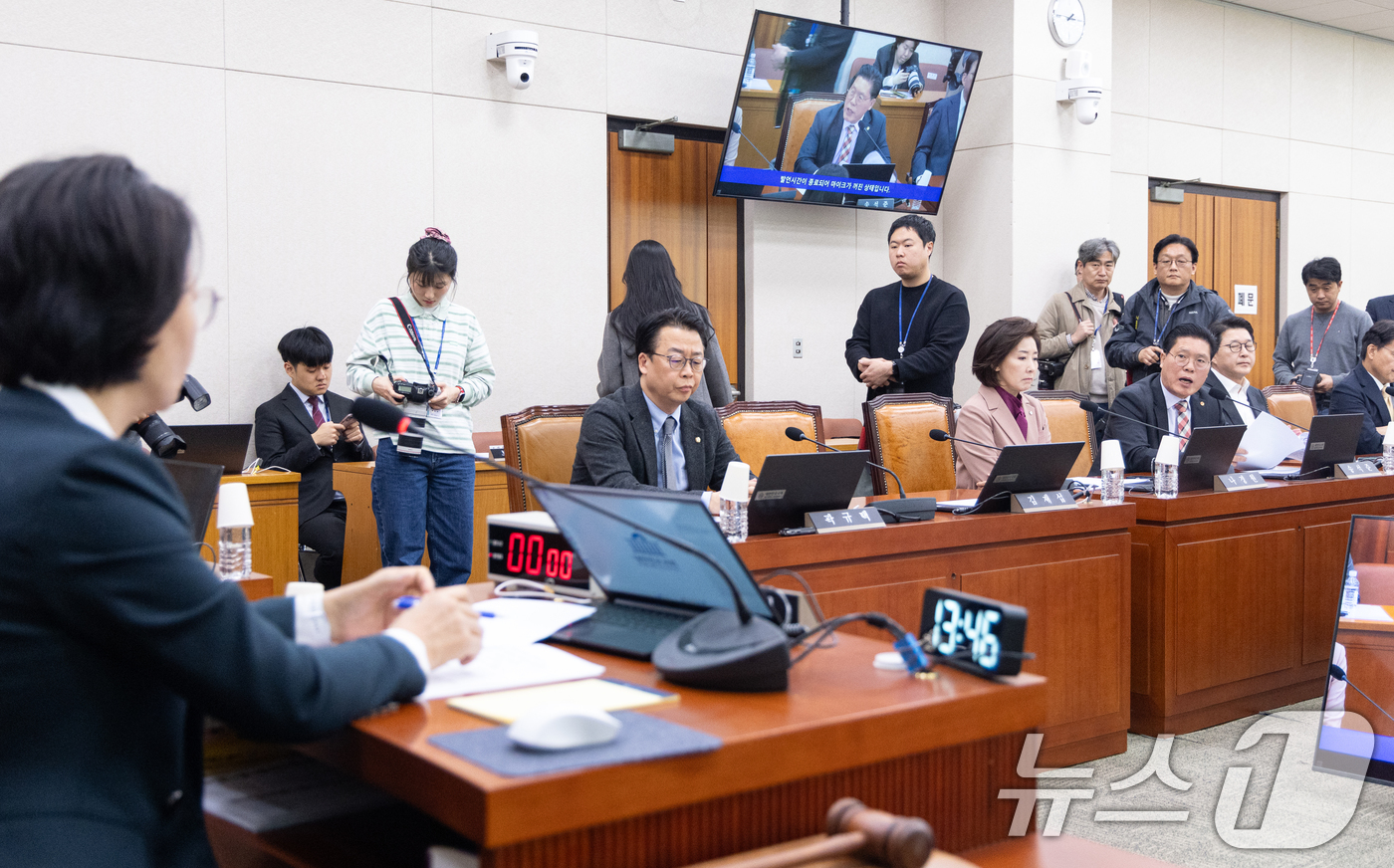 (서울=뉴스1) 이승배 기자 = 16일 서울 여의도 국회에서 열린 제433회국회(임시회) 법제사법위원회 제2차 전체회의에서 송석준 국민의힘 의원이 안건 미정에 대해 항의발언하고 있 …