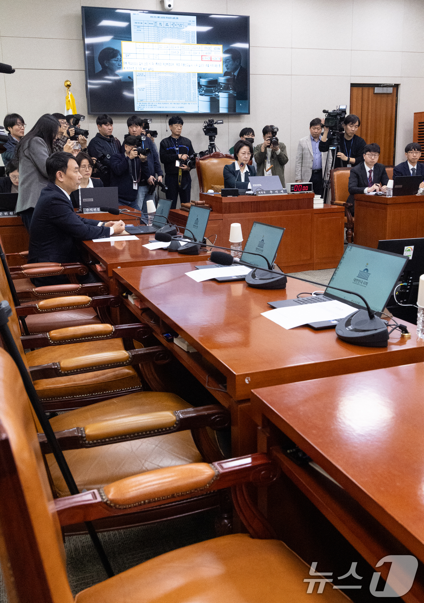 (서울=뉴스1) 이승배 기자 = 16일 서울 여의도 국회에서 열린 제433회국회(임시회) 법제사법위원회 제2차 전체회의에서 더불어민주당 의원들의 빈자리가 보이고 있다. 2026.3 …