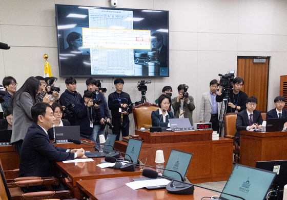 법사위 전체회의 불참한 민주당 의원들의 빈자리