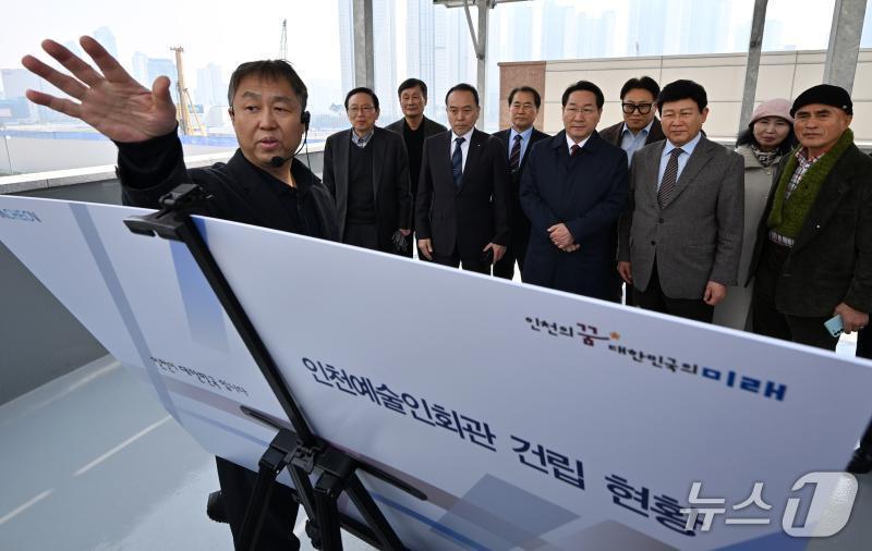 본문 이미지 - 유정복 인천시장이 16일 수산기술지원센터에서 열린 '인천예술인단체 현장 간담회'에서 예술인회관 건립 현황을 점검하고 있다. (인천시 제공.재판매 및 DB금지)