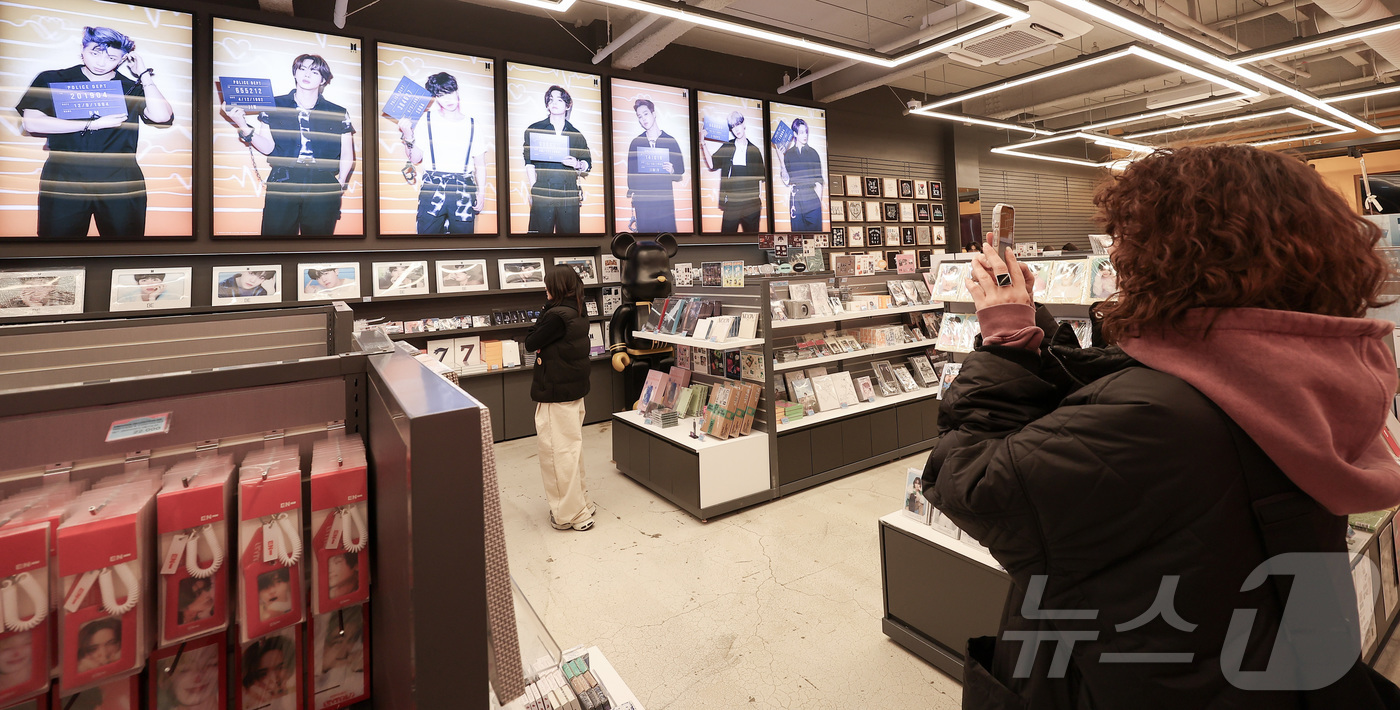 (서울=뉴스1) 김성진 기자 = 방탄소년단(BTS)의 컴백 공연을 닷새 앞둔 16일 서울 명동의 한 K팝 굿즈 판매점에서 외국인 팬이 촬영을 하고 있다.약 3년 9개월 만에 컴백하 …