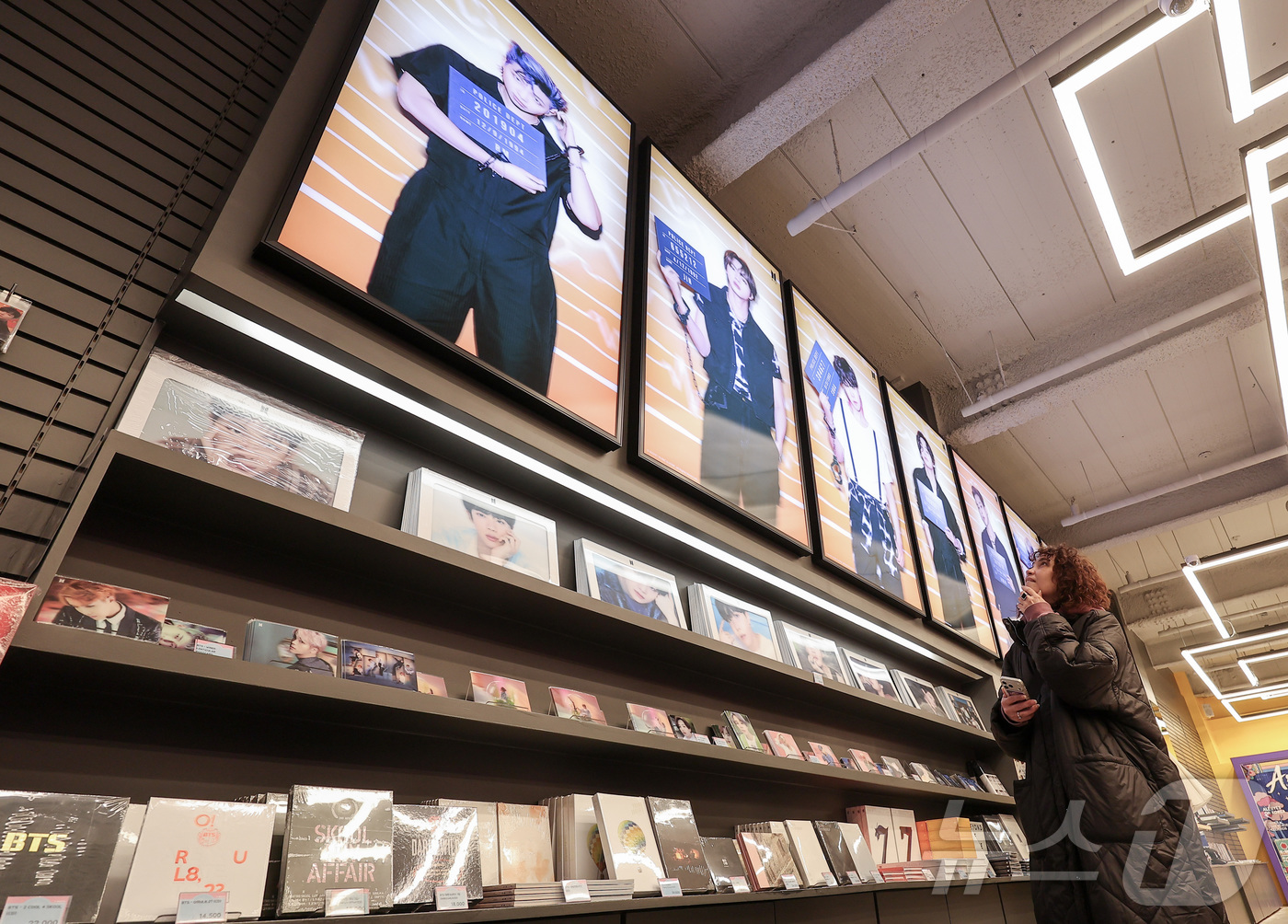 (서울=뉴스1) 김성진 기자 = 방탄소년단(BTS)의 컴백 공연을 닷새 앞둔 16일 서울 명동의 한 K팝 굿즈 판매점에서 외국인 팬이 BTS 관련 상품을 고르고 있다.약 3년 9개 …