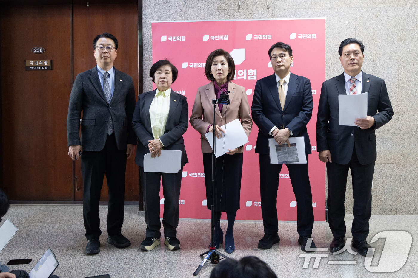 (서울=뉴스1) 이승배 기자 = 나경원 국민의힘 의원을 비롯한 법제사법위원들이 16일 서울 여의도 국회에서 법사위 현안 관련 기자회견을 하고 있다. 2026.3.16/뉴스1