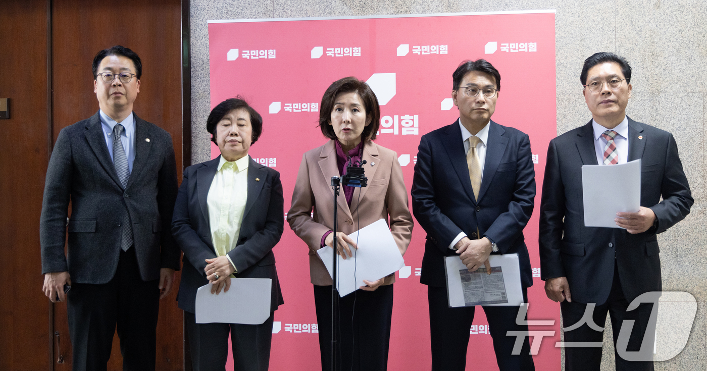 (서울=뉴스1) 이승배 기자 = 나경원 국민의힘 의원을 비롯한 법제사법위원들이 16일 서울 여의도 국회에서 법사위 현안 관련 기자회견을 하고 있다. 2026.3.16/뉴스1